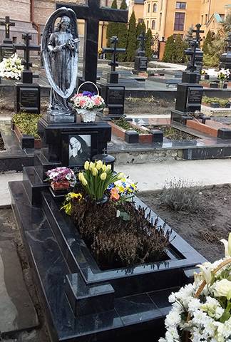 Памятник с ангелом