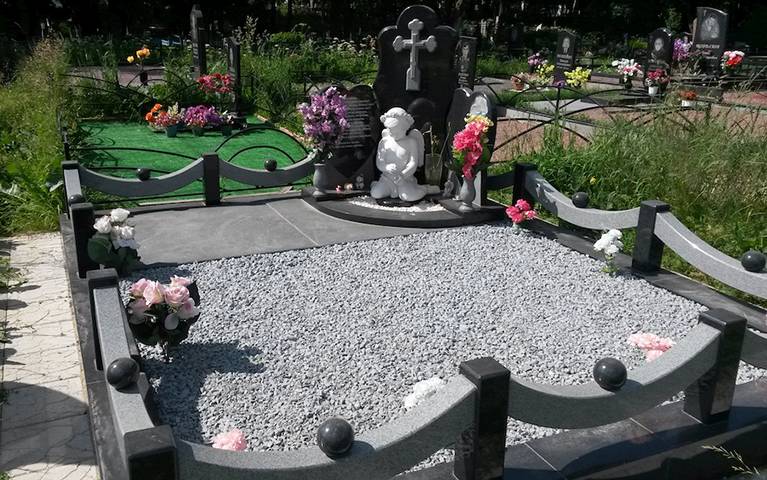 Памятник с ангелом