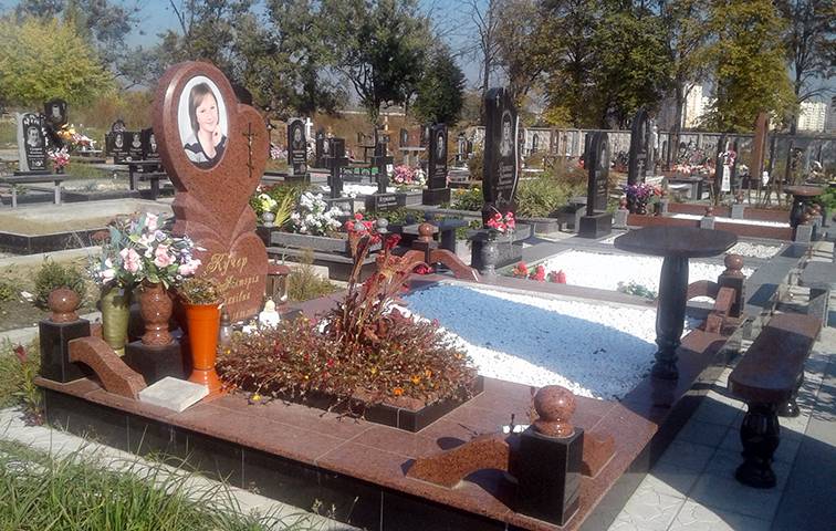 Памятник с сердцем