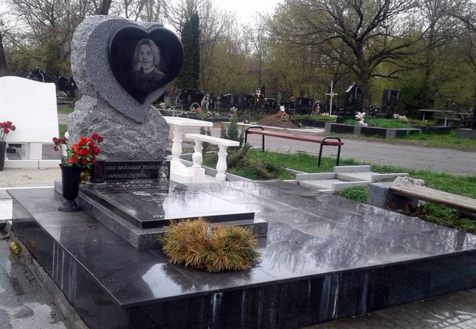 Памятник с сердцем