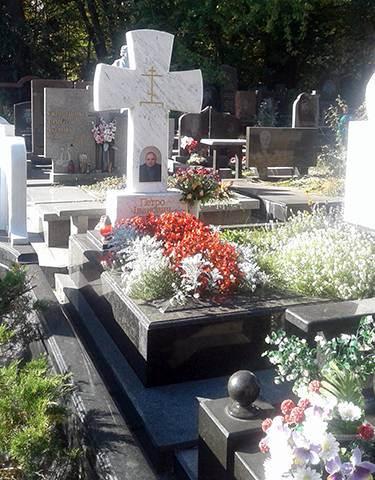 Памятник с крестом