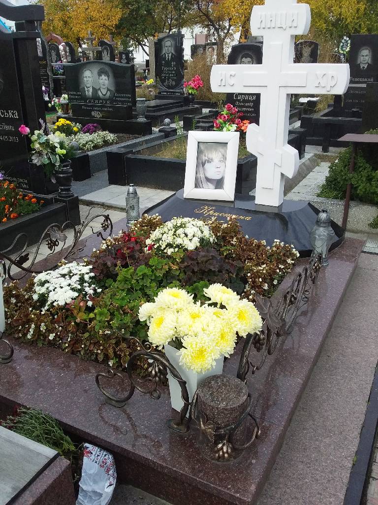 Памятник с крестом