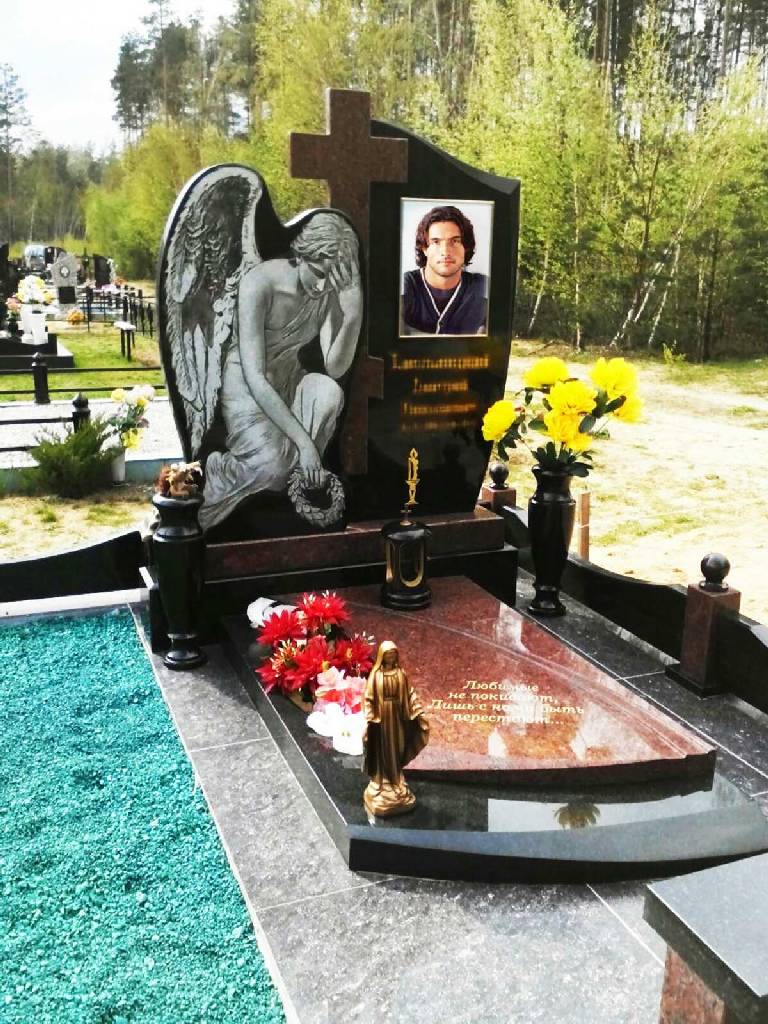 Памятник с ангелом