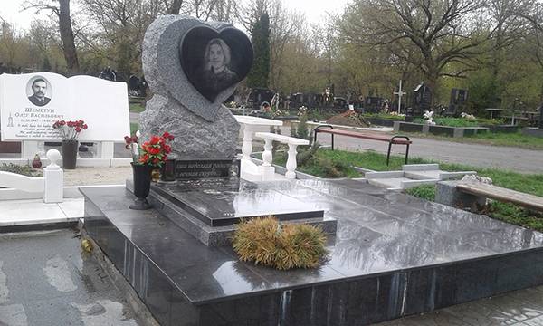 Памятник гранитный в форме сердца