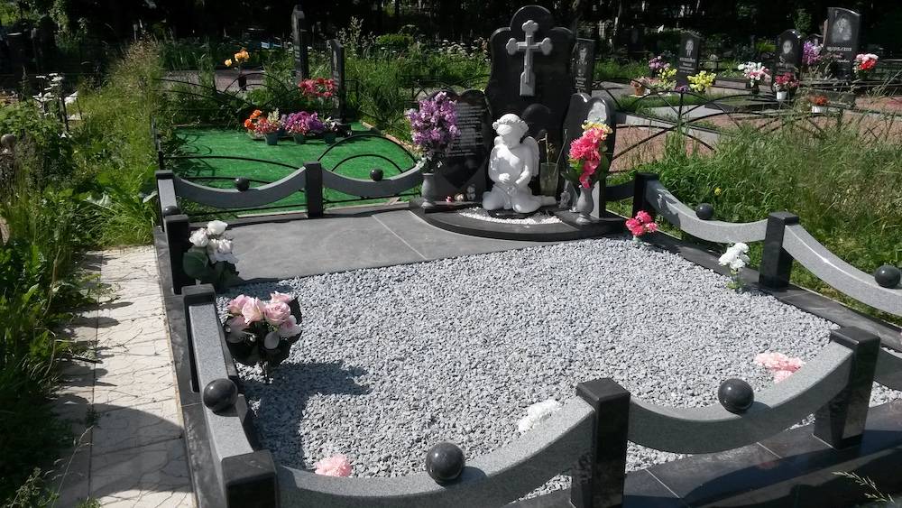 Детский памятник с ангелом