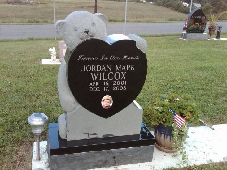 Детский памятник в форме мишки с сердцем